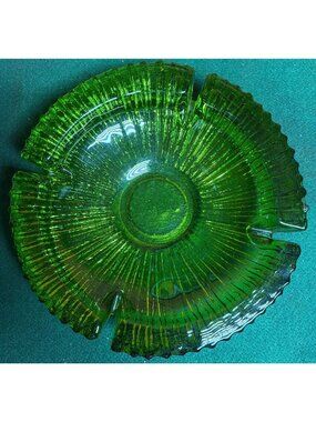 VTG Blenko(?) Green Fluted Glass Bowl Ribbed Sunburst Design 7.5-Inch Diameter
